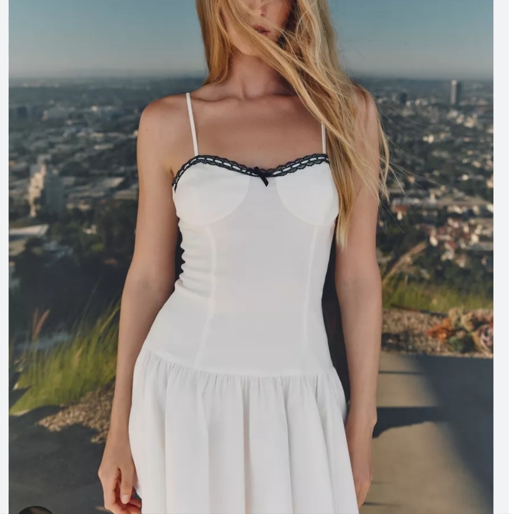 Zara women’s White sweetheart neckline  Mini Dress w Black Lace Trim Size XS NWT